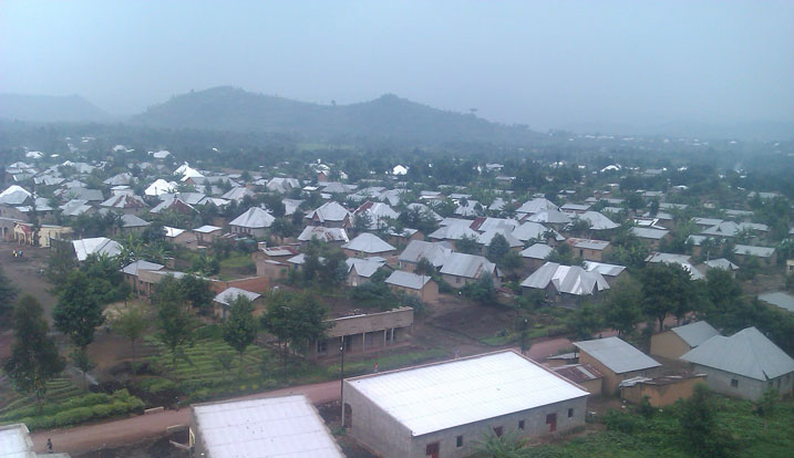Centre ya Mahoko igenda itera imbere hubakwa inzu zijyanye n'igihe zishobora guhangana n'umuyaga.