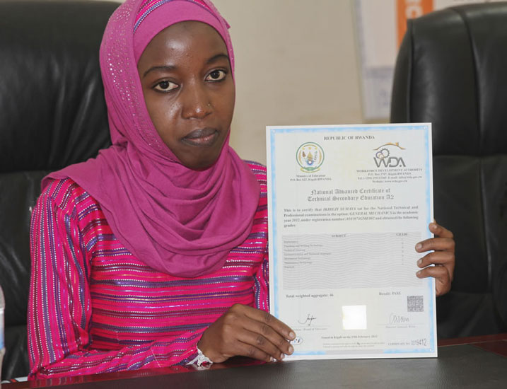 Umwe mu bakobwa bize imyuga n'ubumenyingiro yerekana impamyabushobozi ye.