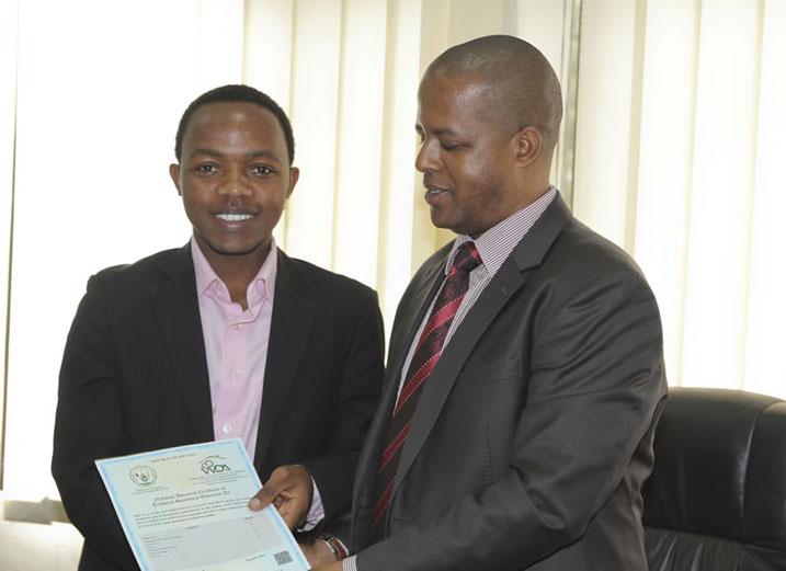 Umuyobozi wa DWA ashyikiriza impamyabushobozi umwe mu bize imyuga.