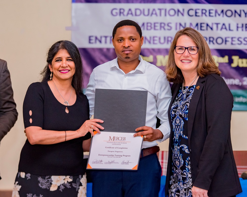 Bahawe ibyemezo by'ubumenyi bungutse mu mahugurwa bamazemo ibyumweru bibiri