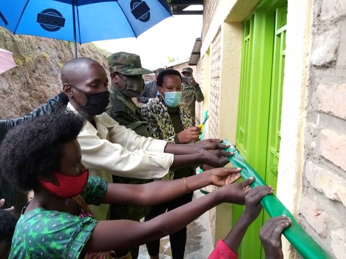 Uyu muryango washyikirijwe inzu wubakiwe n'Ingabo z'Igihugu