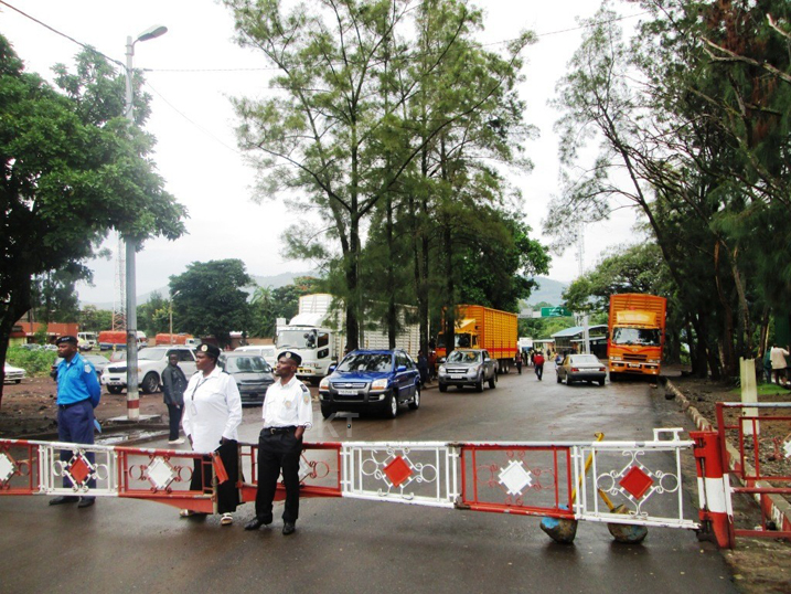 Abakozi ba Kongo bakora ku mupaka munini uhuza Goma n