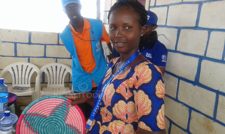 Chantal Musabimana uhagarariye ibikorwa byo kuboha uduseke mu nkambi ya Mahama