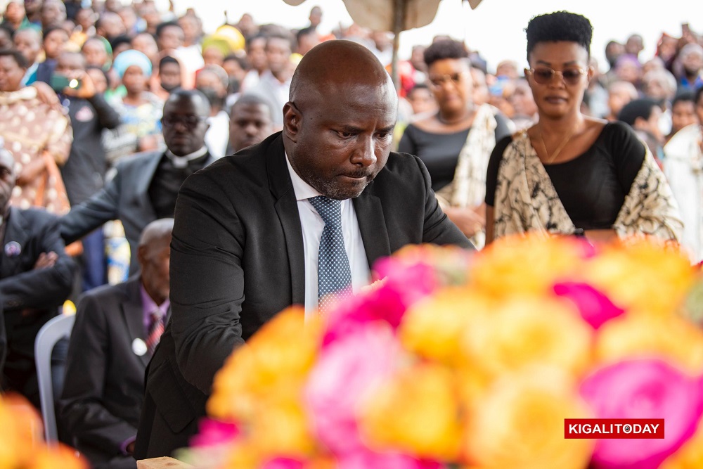 Guverineri Mugabowagahunde ashyira indabo ku mva ya Nyirandama