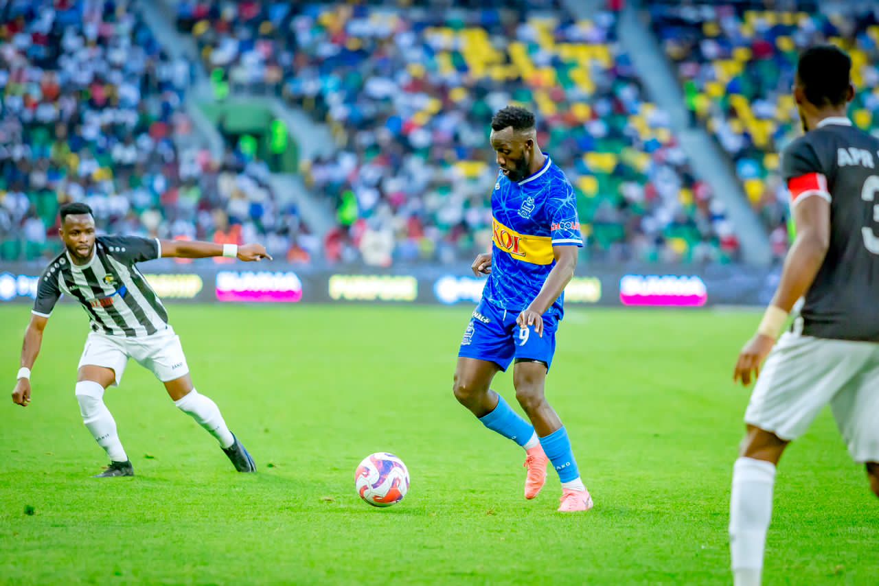 Charles Bbaale agerageza gucenga Mugisha Gilbert wa APR FC