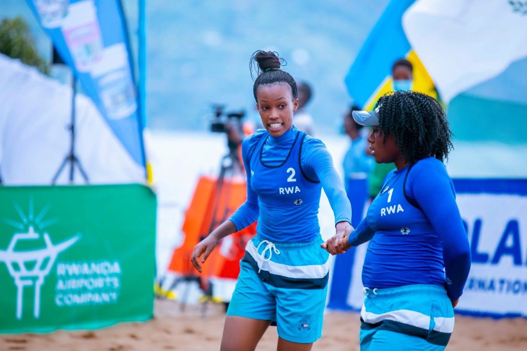 Charlotte wambaye 1 agira inama Valentine uko bagiye gukina mu marushanwa ya Beach Volley World Tour yabereye i Rubavu