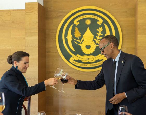 Perezida Kagame yakiriye ku meza mugenzi we wa Hongiriya 