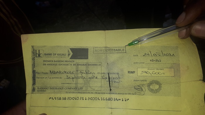 Amaranye imyaka ibiri sheki itazigamiye yahawe ngo abone ayo gusana inzu ye