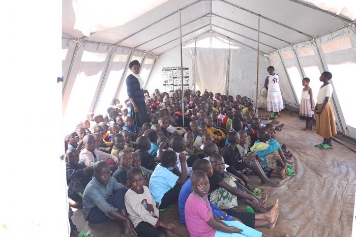 Abana mu nkambi ya Nyarushishi bahabwa amasomo atandukanye arimo n'isomo ry'Icyongereza