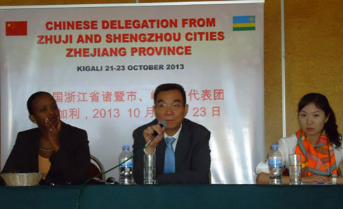 umuyobozi muri RDB n'impuguke zazanye abashoramari b'abashinwa mu Rwanda.