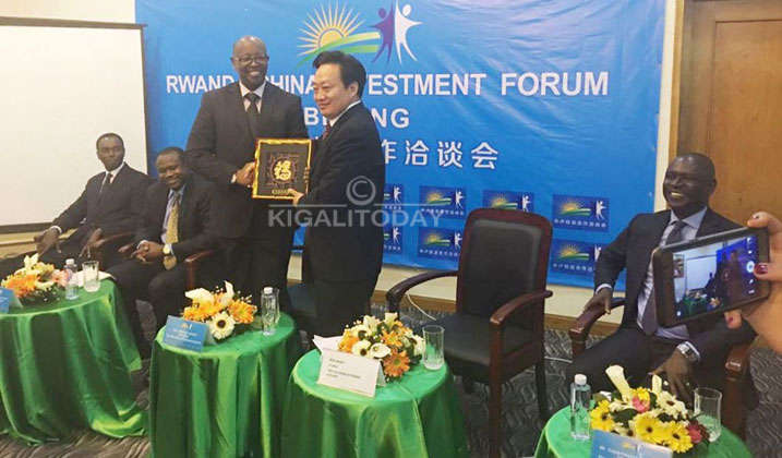 Mu rwego rw'Ubufatanye bushingiye kw' ishoramari bahanye n'impano