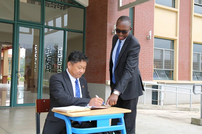 Basinye mu gitabo kigenewe abashyitsi