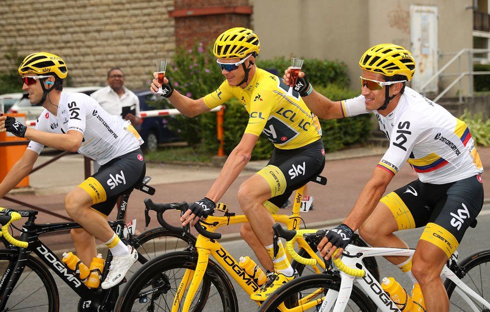 Chris Froome (uri hagati) yegukanye Tour de France inshuro enye akinira ikipe ya SKY