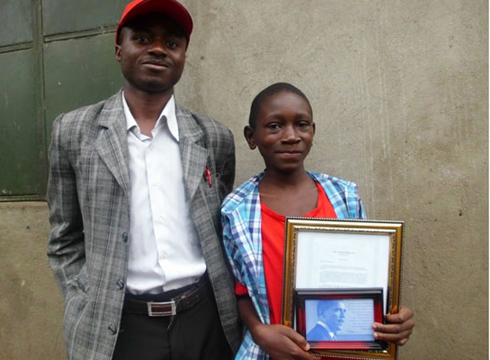 Christopher Kule na mwarimu we Dasiel Raul. Amashusho afite ni ibaruwa Perezida Obama yamwandikiye n