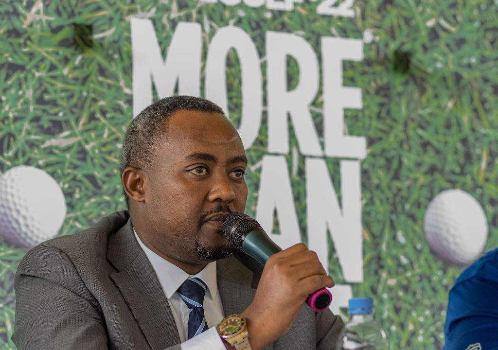 Andrew Kulayige asanga uyu mukino ari umwe mu yikurura ba mukerarugendo