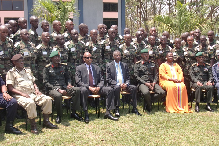 Ifoto y'urwibutso nyuma yo gufungura iri shuri.