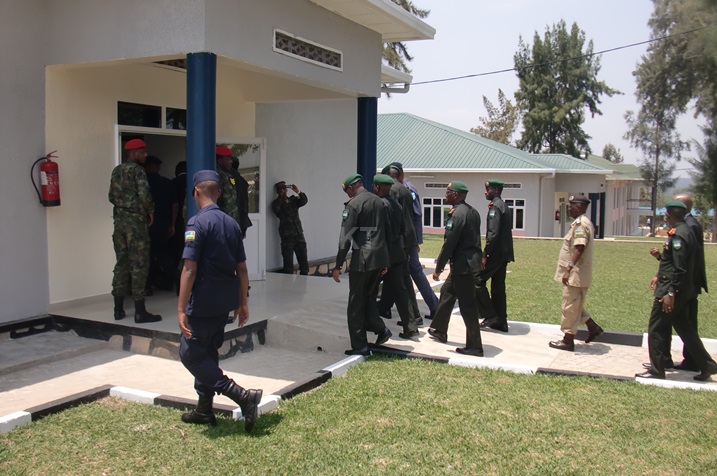 Bafashe akanya ko gutemberezwa inyubako abanyeshuri bazifashisha mu masomo.