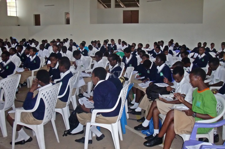 Mu mahugurwa aba banyeshuri bahawe byitezwe ko bazahugura bagenzi babo.