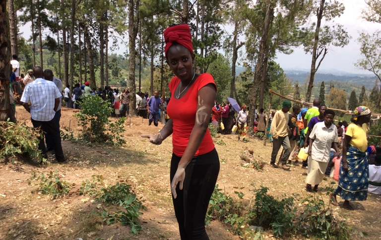 Ciney nyuma yo gukora umuganda, yarimo yerekana aho bamusize icyondo