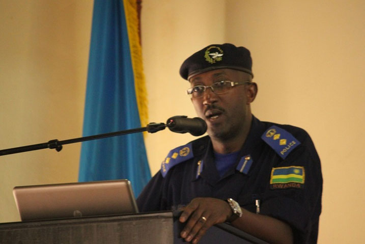 Umuvugizi wa Polisi, CSP Twahirwa Celestin, yerekana icyegeranyo kigaragaza ko ibyaha byagabanutse n