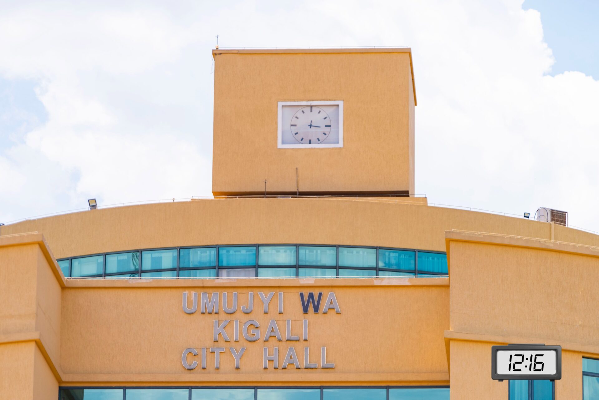 Isaha iri imbere y"ibiro by'Umujyi wa Kigali yo byagaragaraga ko ikora ndetse yari iri ku gihe