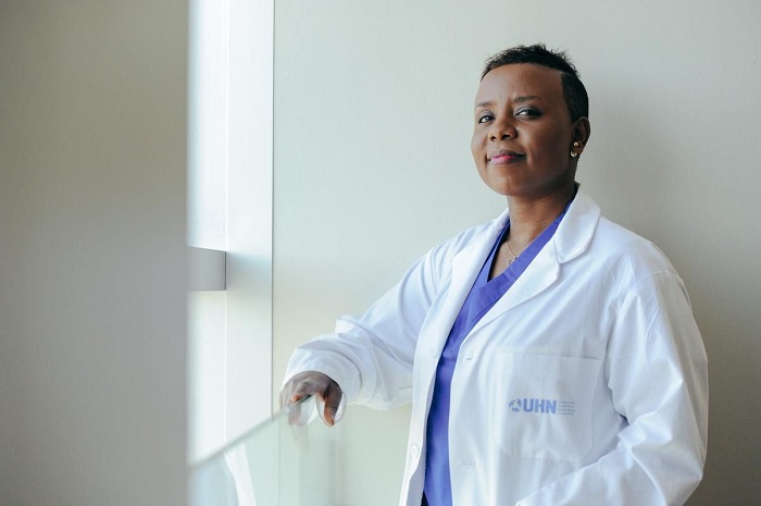Dr. Claire Karekezi umuganga w'umugore umwe rukumbi ubaga indwara zo mu bwonko