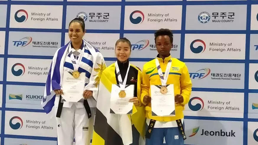 Umunyarwandakazi Clarisse Uwayo (uhagaze ku ruhande iburyo) yegukana imidali ku rwego mpuzamahanga