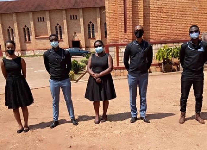 Nizeyimana Claude (wa kabiri uvuye ibumoso), ari kumwe n'abo bafatanyije kuririmba mu misa yo ku Cyumweru gishize