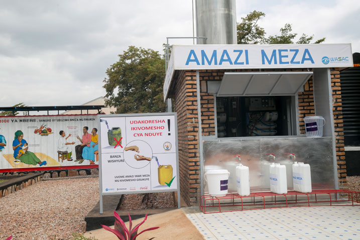 Coca Cola mu mushinga mugari wa Ekocenter yahaye abaturage b'i Gishari amazi meza.