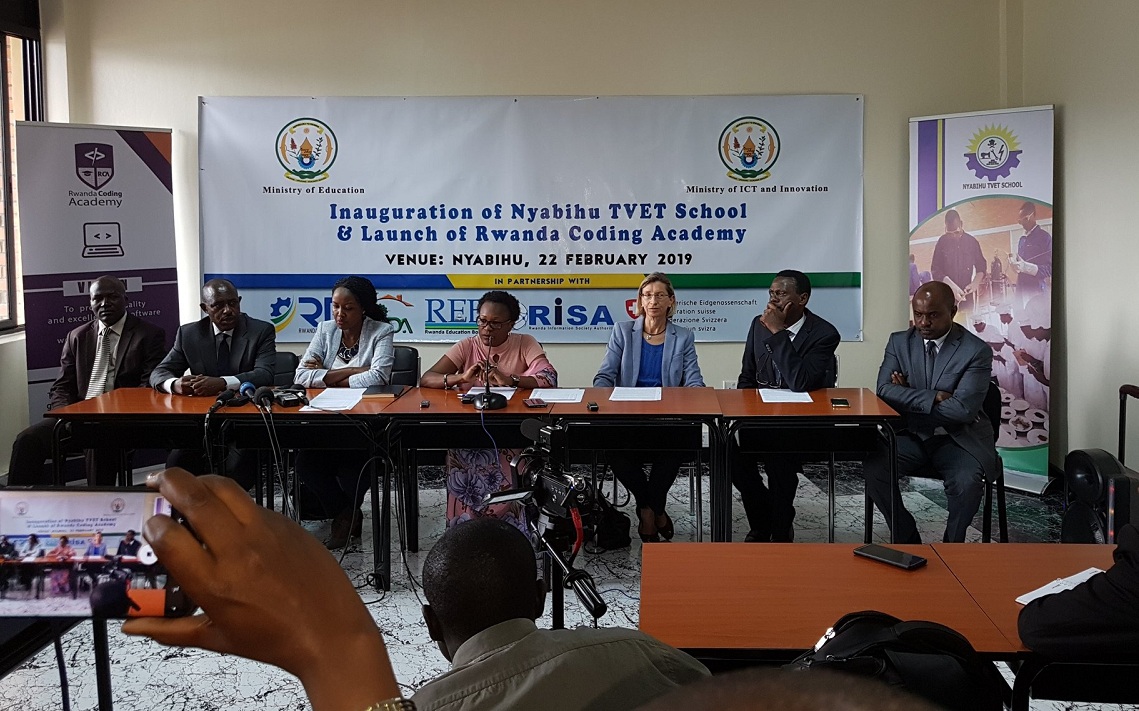 Abayobozi batandukanye bitabiriye igikorwa cyo gutangiza iri shuri i Mukamira muri Nyabihu