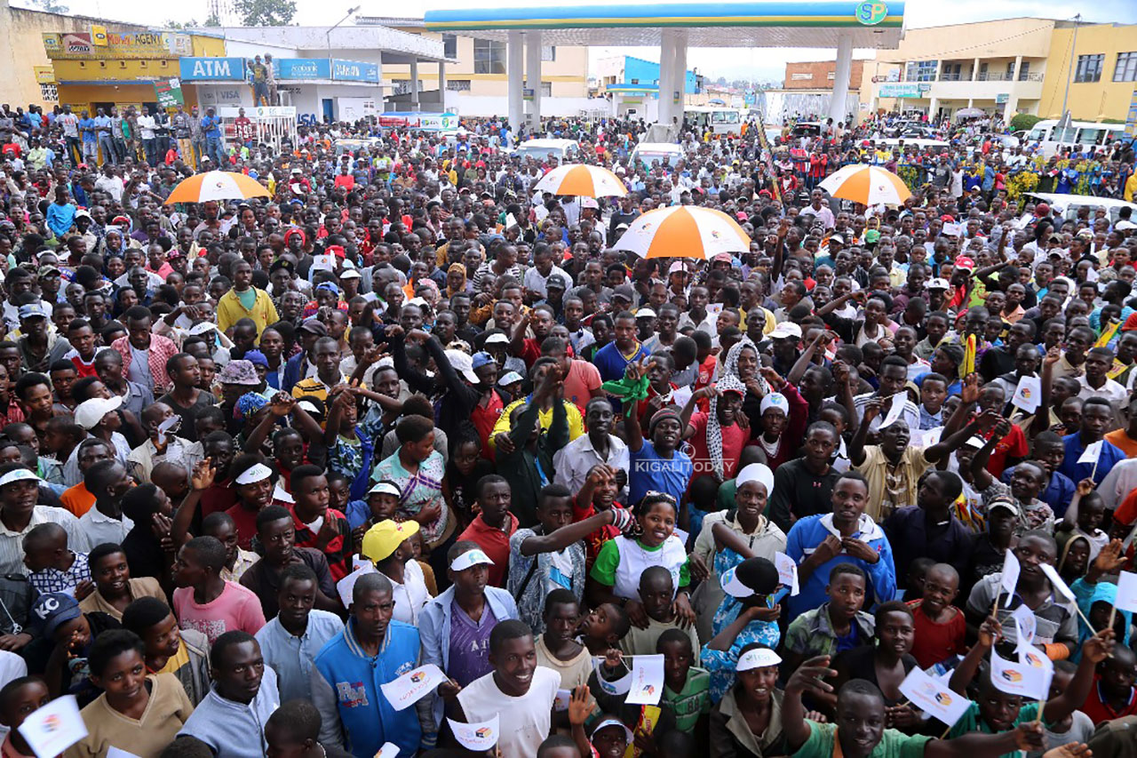 Abafana benshi basusurutswa na Bruce Melodie