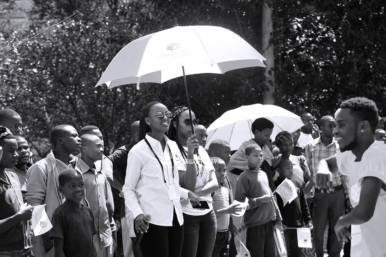 Ahantu hose haba hari abashinzwe gufasha abantu gufungura konti ku buntu