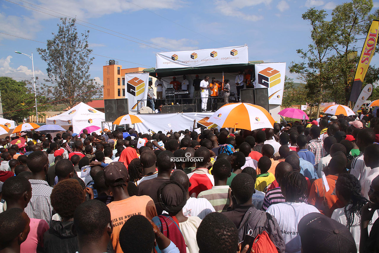 Ku bufatanye na Cogebanque, Bruce Melodie aba asusurutsa abitabiriye isiganwa