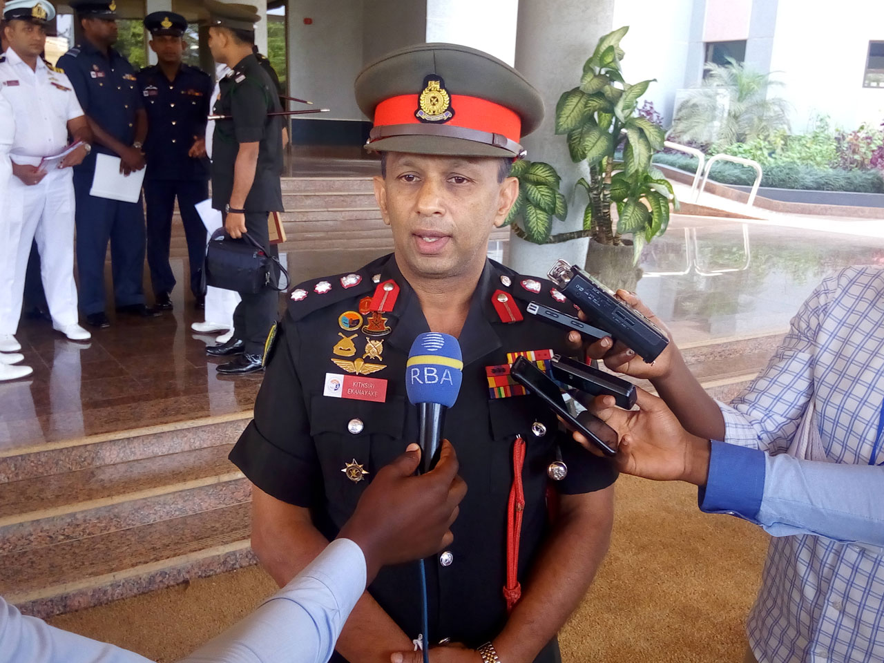 Col GMCKB Ekanayake ukuriye iri tsinda.