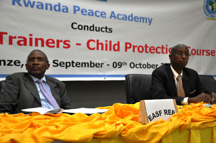 Col Peter Kalimba wo muri EASF ibumoso na Methode Ruzindana batangiza amahugurwa ku kurinda umwana,