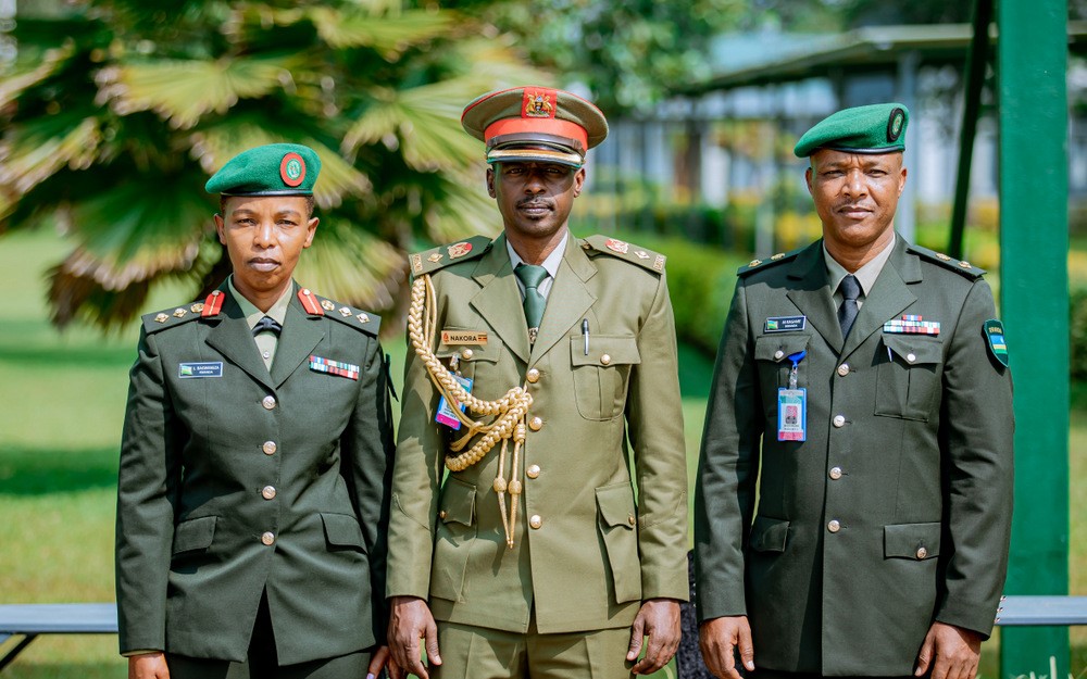 Col Bagwaneza afata ifoto na bagenzi be barangirije rimwe amasomo