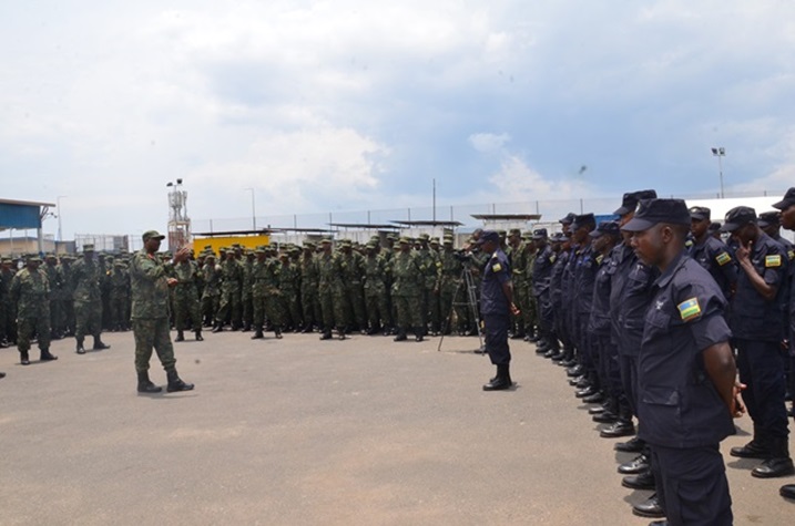 Col Kayumba aha impanuro abasirikare n'abapolisi bagiye mu butumwa.