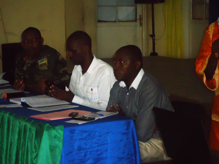 Coloneli Kayumba (ibumoso) ari kumwe n'umuyobozi w'akarere (hagati) yasabye ko abashyitsi bo muri Kongo bajya bamenyekana.