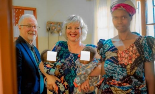 Mu bishyuriwe amafaranga yo kwa muganga harimo umugore (uhagaze ku ruhande iburyo) wabyaye abana batatu b'impanga