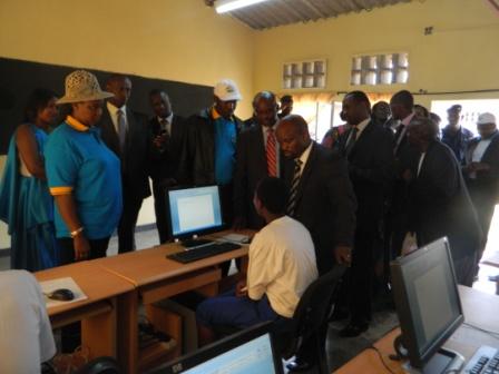 Minisitiri Nsengimana yerekwa mudasobwa zatanzwe na RRA.