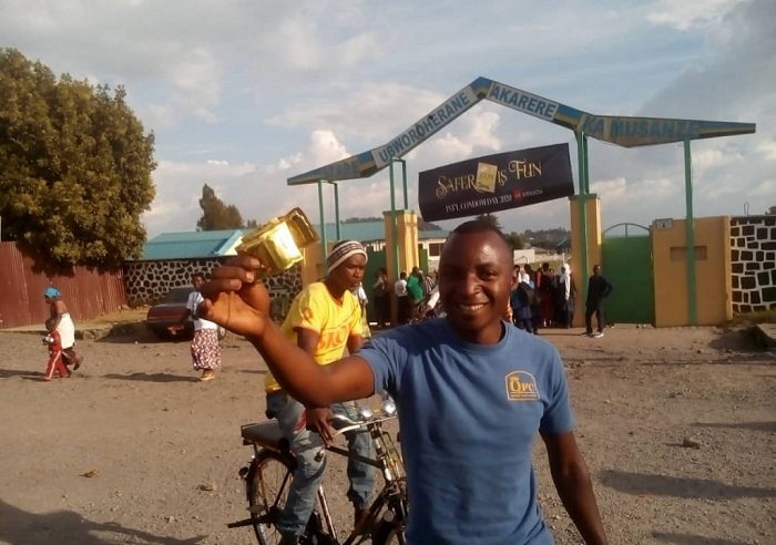 Abaturage bahabwa udukingirizo ku buntu