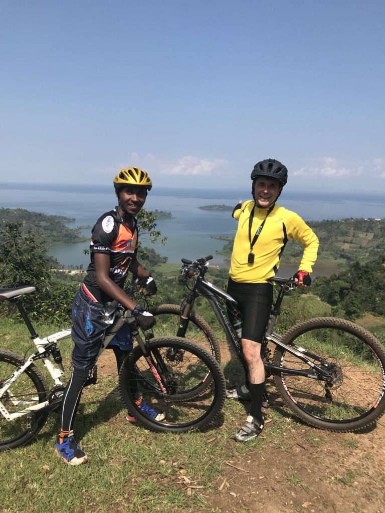 Ambasaderi wa Amerika mu Rwanda Peter Vrooman ari mu bahise bitabira umukino wo kunyonga mu misozi