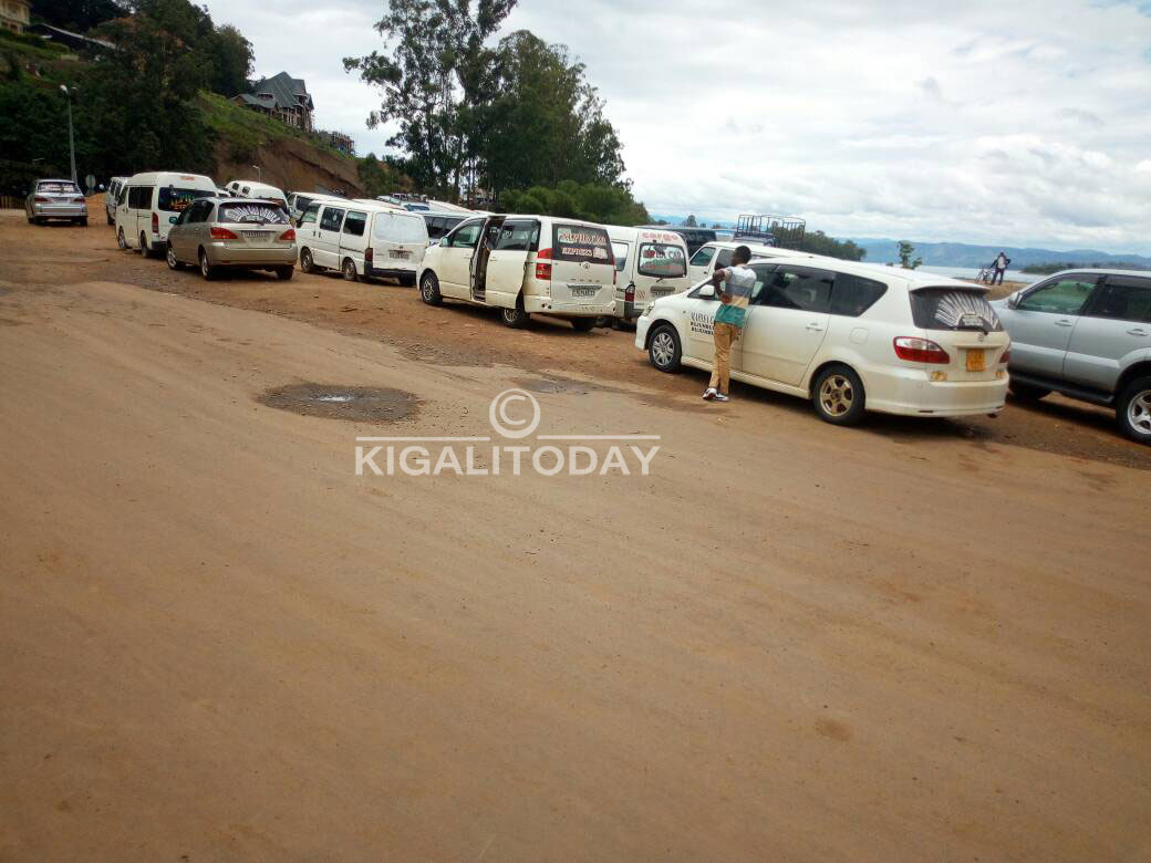 Ku ruhande rw'U Rwanda amamodoka yaganaga Bukavu arahagaze ategereje ko agahenge kahagaruka agakomeza urugendo