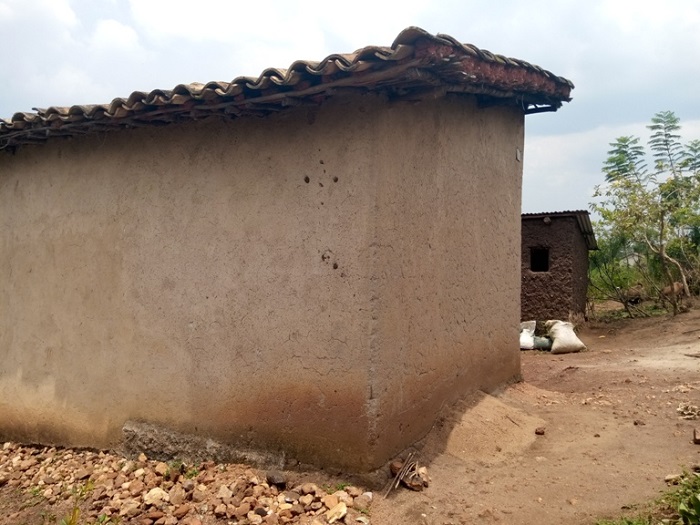 Inzu yabashije kuyitera umucanga abikesha inyigisho yahawe ndetse no gukorera hamwe n'abandi bakene