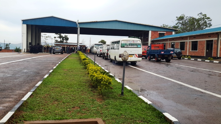 Controle technique yari isanzwe ifite ubwinjiriro bumwe yongerewe