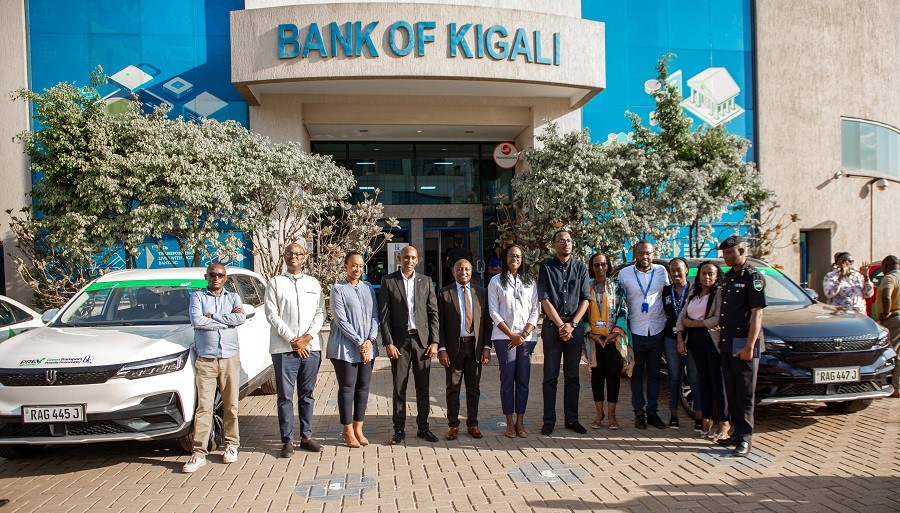 Nyuma yo kumurikira rubanda ubwo bufatanye, bafashe ifoto y'urwibutso