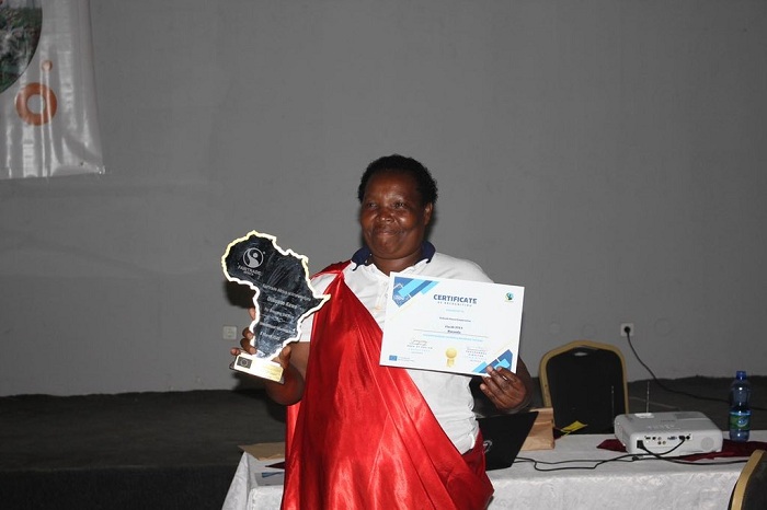 Murekatete avuga ko baherutse guhabwa igikombe mpuzamahanga muri 2022 bashimirwa ko ikawa yabo yahize izindi mu buryohe