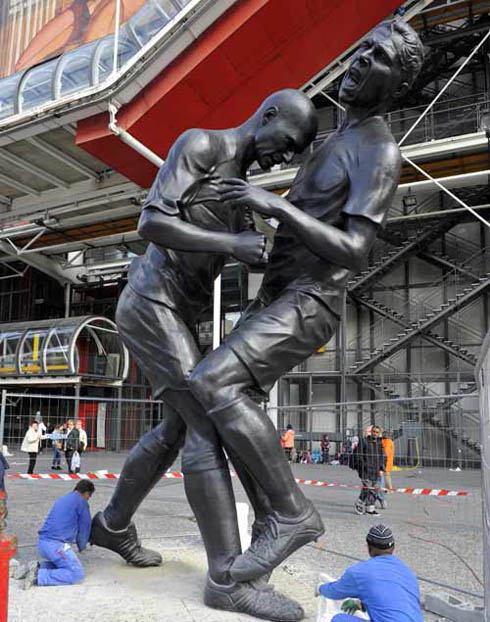 Abantu bakomeje kwishimira iki gishusho.