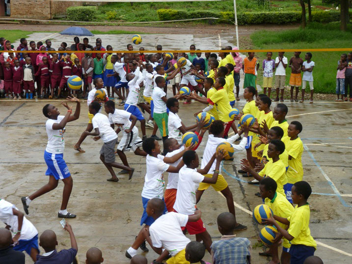 Abana bagiye gutozwa gukunda Volleyball ari bato.