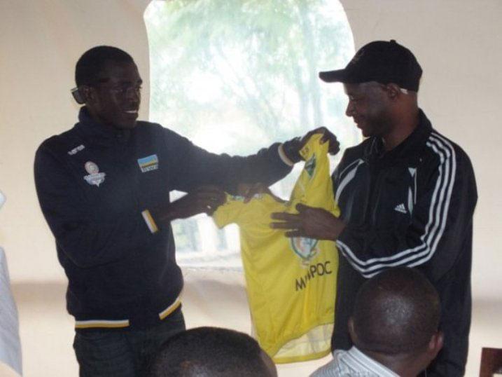 Valens yashyikirije umuyobozi w'akarere mailliot jaune (umwenda wambikwa uwabaye uwa mbere) mu marushanwa y'amagare.